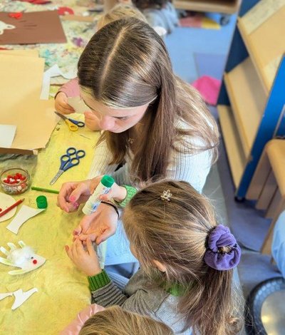 Ergotherapieschülerin in Interaktion mit Kita-Kind