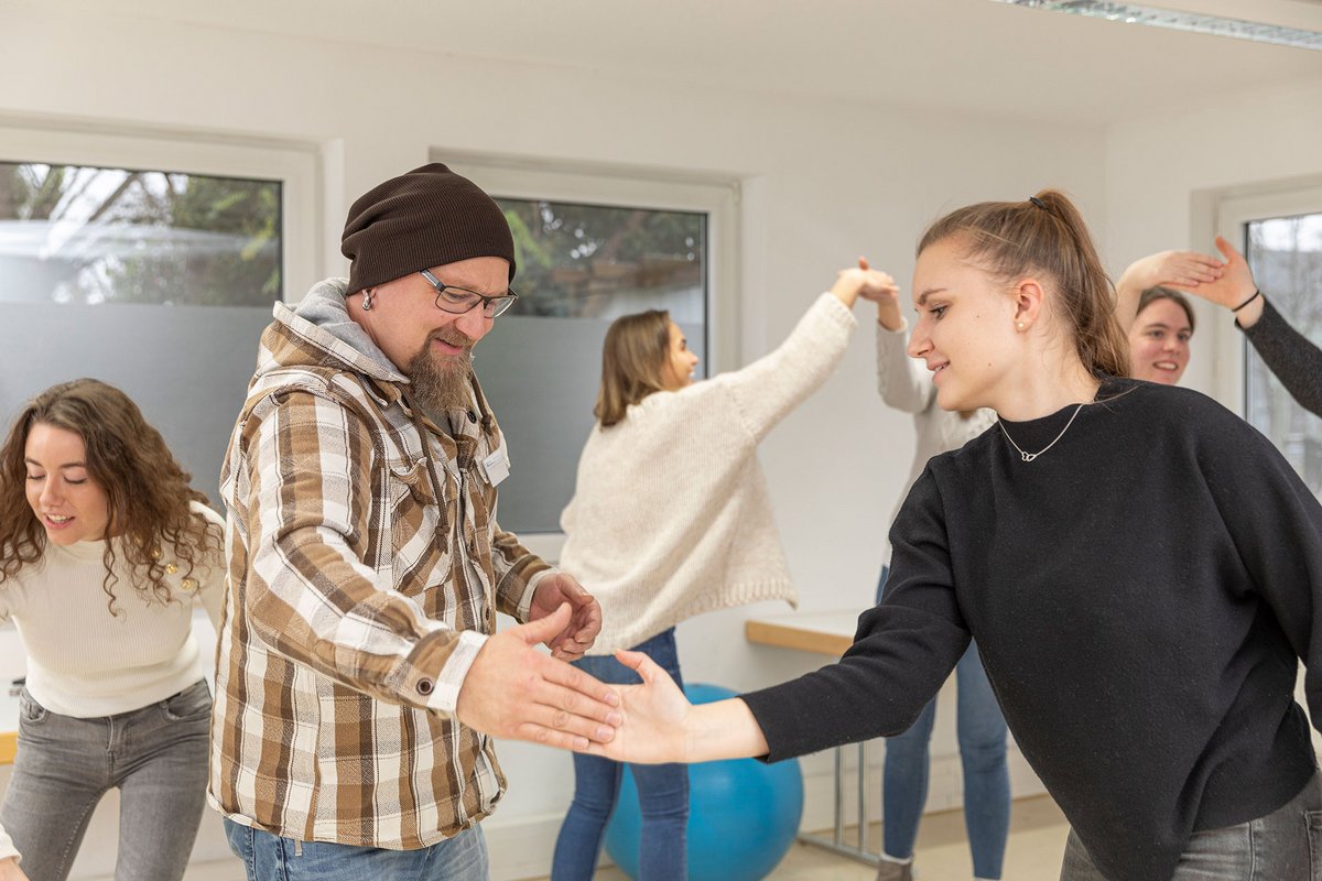 Unterricht Ergotherapie Schule Mainz - Schülerin mit Dozent
