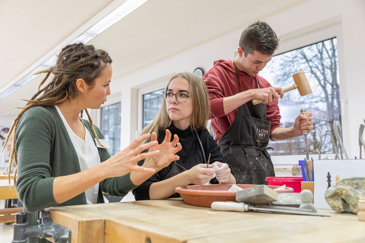 Unterricht Ergotherapie Schule Mainz - Dozentin erklärt
