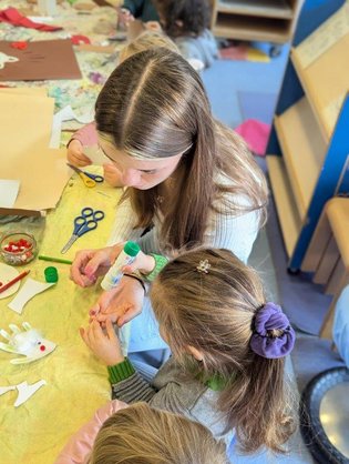 Ergotherapieschülerin in Interaktion mit Kita-Kind