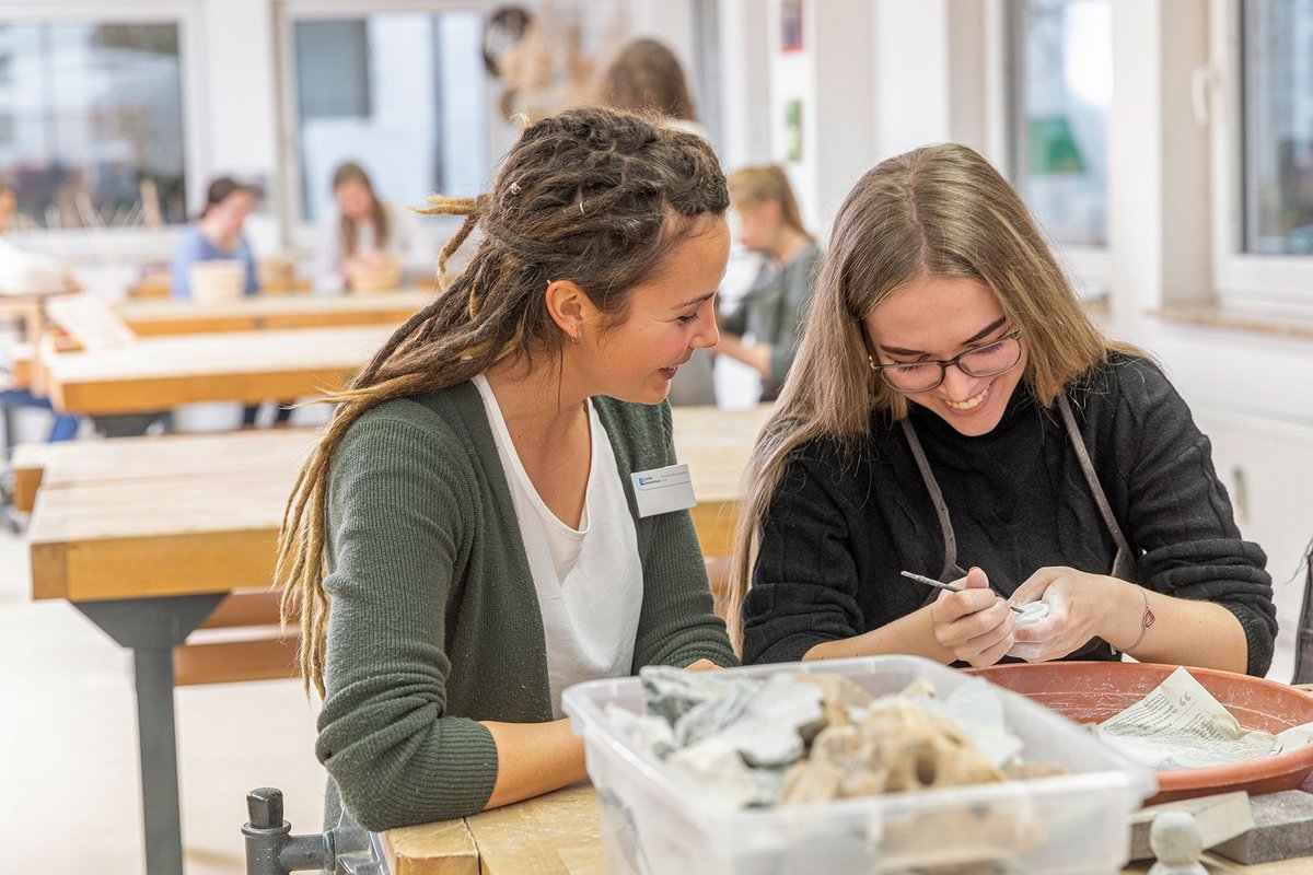 Unterricht Ergotherapie Schule Mainz - Schülerin und Dozentin