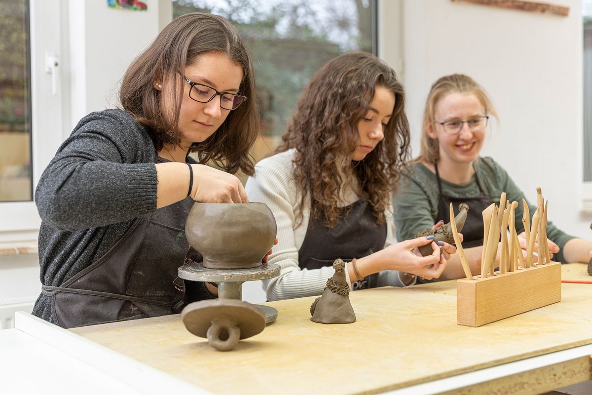 Unterricht Ergotherapie Schule Mainz - Schülerinnen bei Tonarbeit