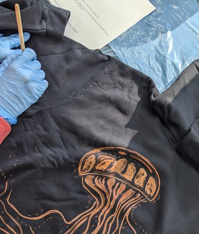 Textil-Bleaching auf schwarzem Shirt