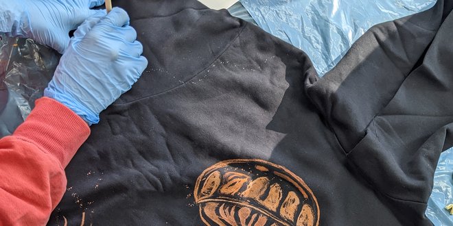 Textil-Bleaching auf schwarzem Shirt