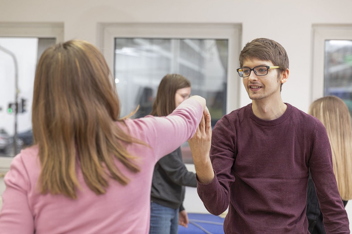 Unterricht Ergotherapie Schule Mainz - Schüler in Interaktion
