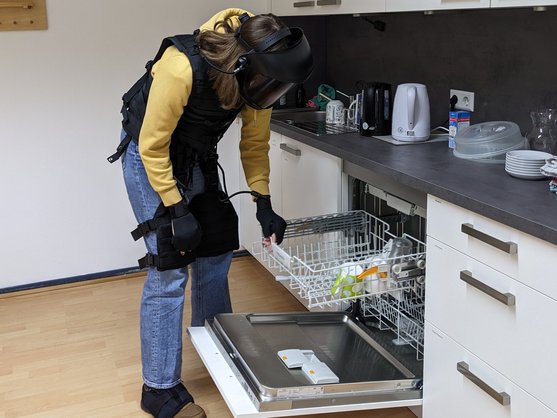 Auszubildende räumt im Age Suit die Spülmaschine ein