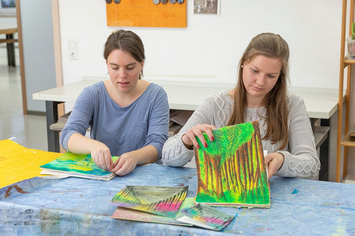 Unterricht Ergotherapie Schule Mainz - Schülerinnen sehen Bilder an